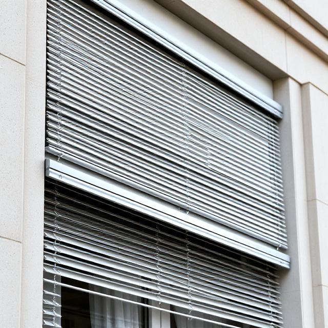 Installation de protection solaire bâtiment par RBS Bât